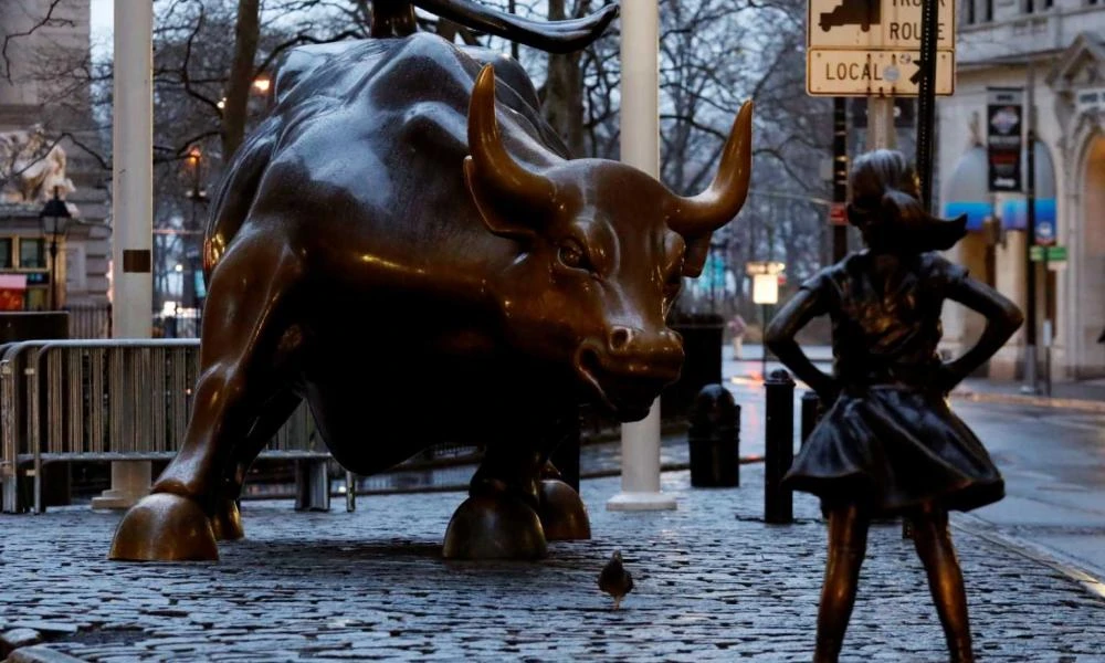 Πιέσεις στη Wall Street: Στροφή επενδυτών σε ασφαλή assets, αβεβαιότητα για την ανάπτυξη και τον πληθωρισμό